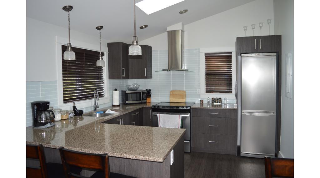 Pair-A-Dice Cottage Port Renfrew Ruang foto