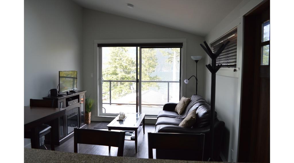 Pair-A-Dice Cottage Port Renfrew Ruang foto