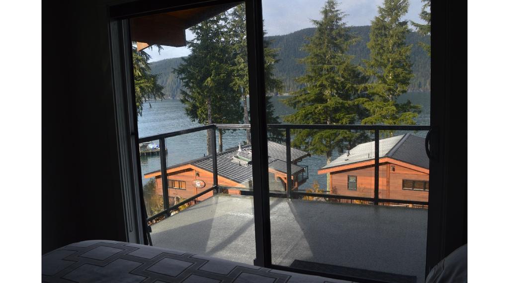 Pair-A-Dice Cottage Port Renfrew Ruang foto